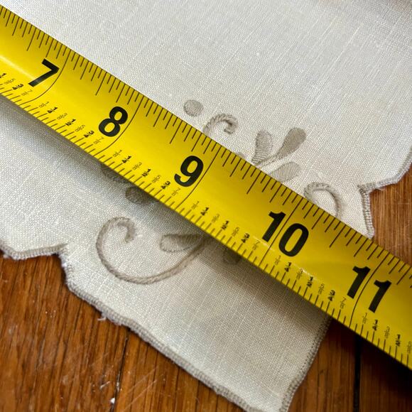 Vintage Cream Embroidered Linen Blend Napkins Set of 4 Scalloped Border. - Picture 10 of 10